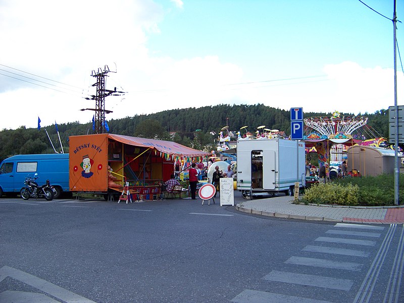 File:Nižbor, zábavní park na parkovišti.jpg