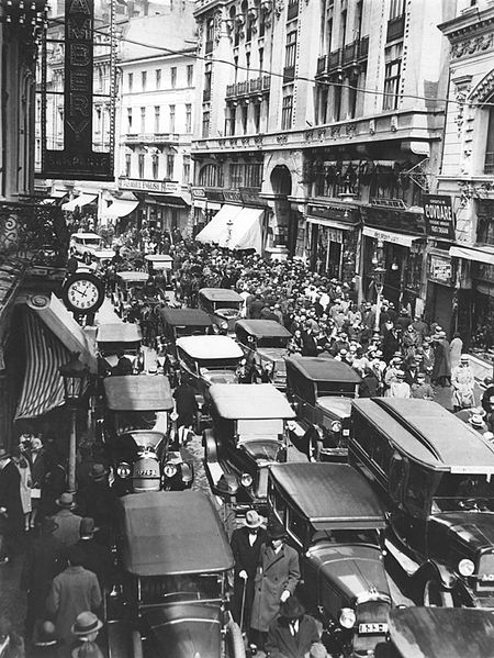 File:Nicolae Ionescu - Victory Avenue in 1923, Sunday at noon.jpg