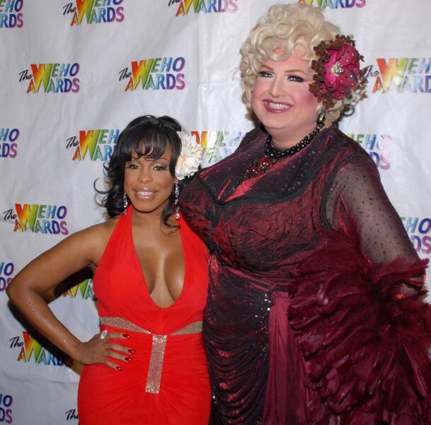 File:Niecy Nash, Drag queen Momma at 7th Annual WeHo Awards 2.jpg