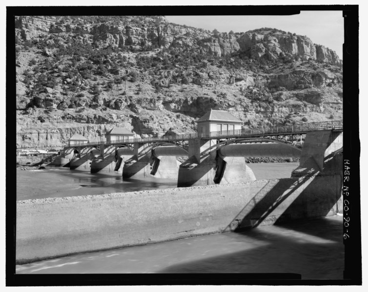 File:Oblique overview, looking southeast, of north side of diversion dam, showing western profiles of towers, piers, and rollers. Northeast sluiceway wall in foreground - Grand Valley HAER CO-90-6.tif