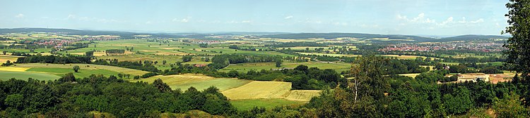 Von links nach rechts sind die Ortsteile Kleinseelheim, Bauerbach (zu Marburg), Großseelheim, Schönbach, Niederwald, Anzefahr, Betziesdorf (im Hintergrund), Stausebach und Kirchhain sowie Himmelsberg (links dahinter) zu erkennen