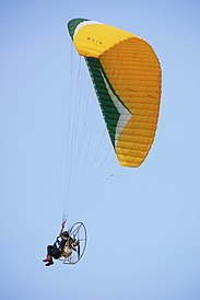 Olahraga Paramotor di Lanud Suwondo