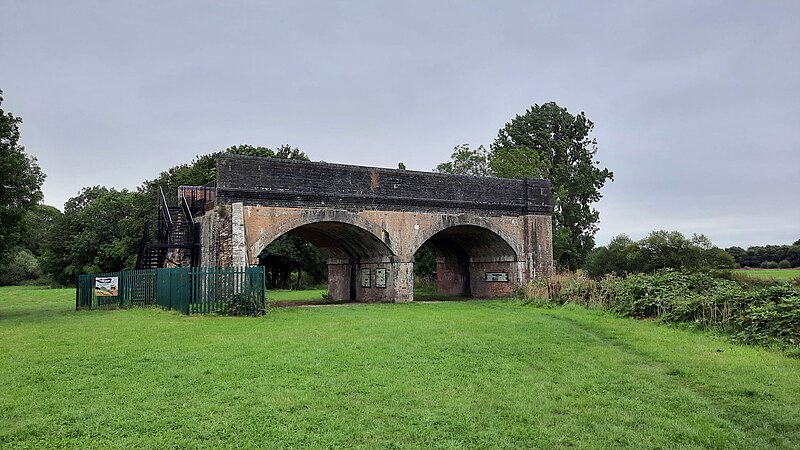 File:Old railway bridge at Blandford Forum.jpg