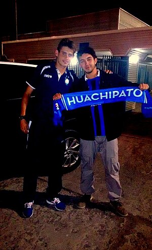 Omar Merlo junto a un hincha acerero.jpg