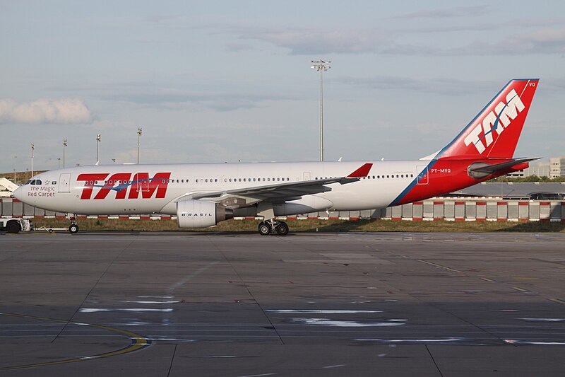 File:PT-MVQ Airbus A330 TAM (7297192062).jpg