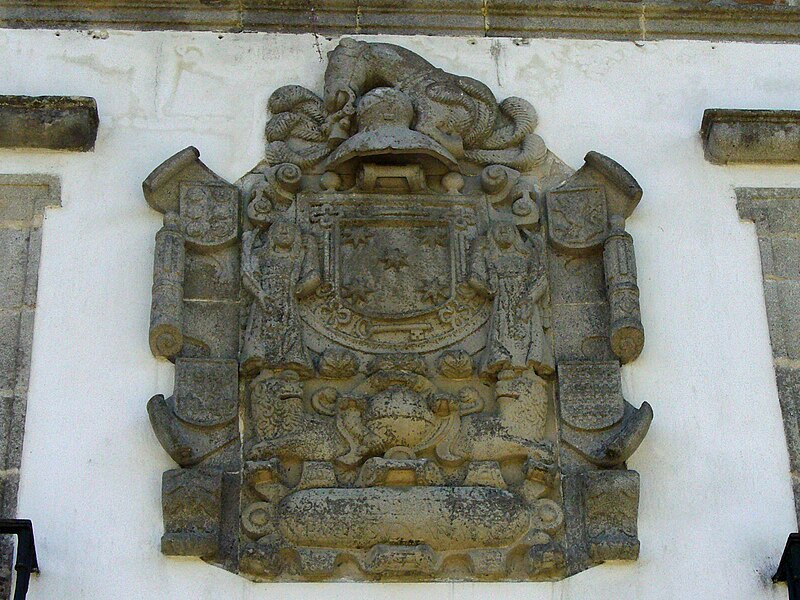 File:Palaco Quiñones de León. Fasada blazonshildo.JPG