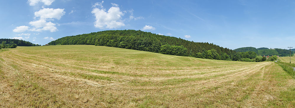 Panoramatický pohled na národní přírodní rezervaci Špraněk, Javoříčko se nachází v pravé dolní části fotografie