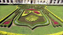 Farbfotografie von einem Blumenbeet, das nach dem Wappen des Papstes arrangiert wurde.