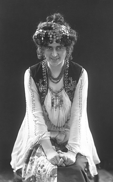 File:Paula Lizell in Kronjuvelerna at Kungliga Operan 1905 - SMV - GL120 - Restoration.jpg