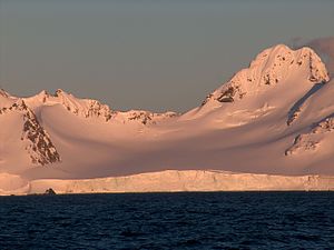 Blick von der Bransfieldstraße auf den Pautalia-Gletscher (rechts: Kalojan-Nunatak)