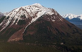 Penguin Peak, bezprostředně na jih od Bird Ridge (3587497915) .jpg