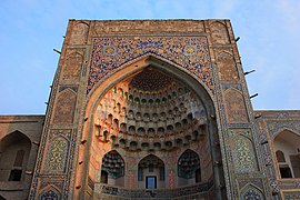 مقرنس کاری در یک مسجد سبک ایرانی در بخارا، ازبکستان