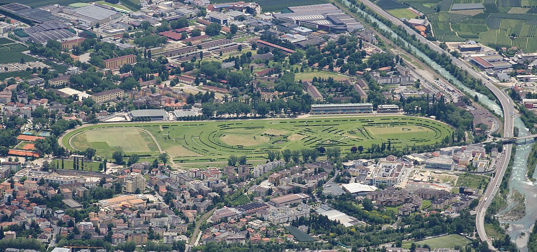 File:Pferderennplatz in Meran.JPG