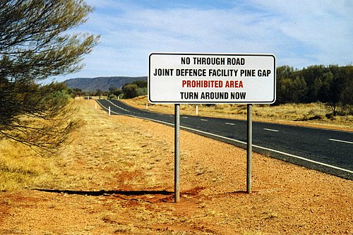 Panneau avertisseur sur la route vers Pine Gap, l'un des plus grands centres régionaux ROEM, ouvert à la suite d'un accord australo-américain signé en 1966.