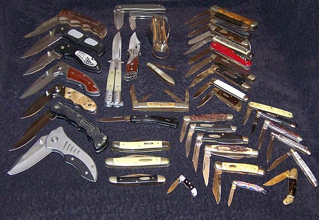 https://upload.wikimedia.org/wikipedia/commons/thumb/a/a4/Pocket_knives.jpg/640px-Pocket_knives.jpg