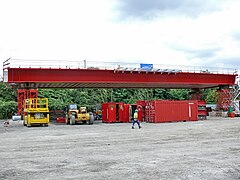 Le nouveau tablier en acier et béton armé, en attente sur le chantier jouxtant la nationale, est prêt à être posé, ce qui a lieu la nuit du 14 août 2008.