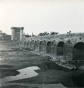 Fotografia del pont de sant Josep, al fons el desaparegut Portal Nou, València, dècada dels 60 del segle XIX. Autors, Soulier i Ferrier: Ferrier, Claude Marie (1811-1889) & Soulier, Charles (sec. XIX-1876).