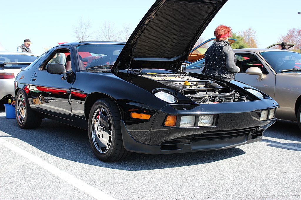 Porsche 928S (26406661851).jpg