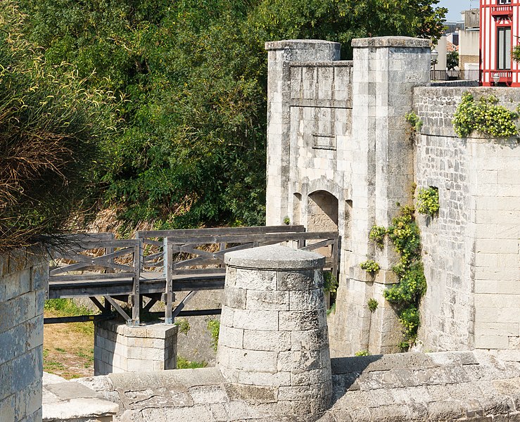 File:Porte des deux-Moulins, La Rochelle, Charente-Maritime.jpg