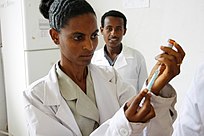 Krankenschwester in Äthiopien bei der Vorbereitung einer Injektion