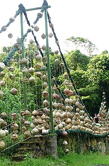 Puente sobre el río Genio, hecho con desechos marinos por el artista tico Pancho.