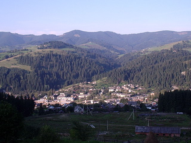 Вигляд на Путилу з гори. Літо 2005 р.