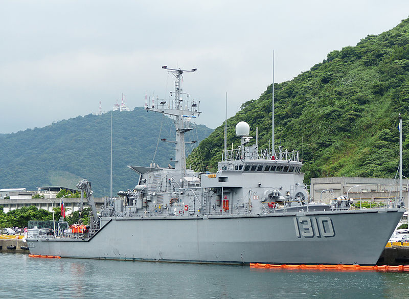 File:ROCN Yung Jin (MHC-1310) Shipped in Zhongzheng Naval Base 20130504a.jpg