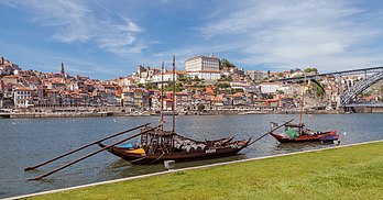 Rabelos no rio Douro com a cidade do Porto ao fundo, Vila Nova de Gaia, Portugal. Os rabelos eram tradicionais botes de madeira para o transporte de mercadorias e pessoas durante séculos no rio Douro. O vinho era trazido em rabelos do interior do país para o Porto, onde há numerosas adegas (definição 4 890 × 2 557)