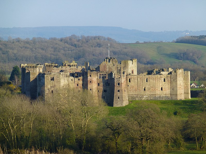 File:Raglan Castle (geograph 4420966).jpg