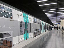 Ein Zug im Bahnhof La Défense.