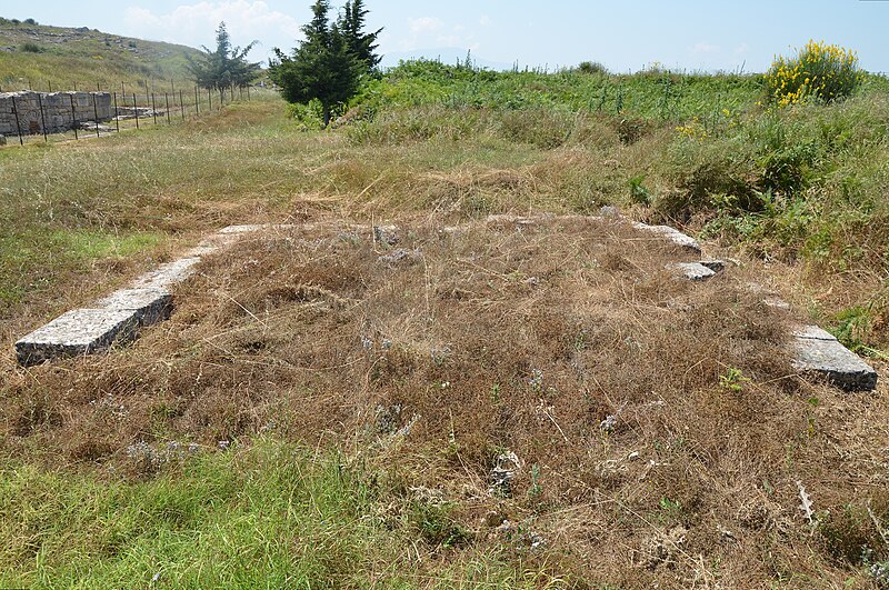 File:Remains of an Altar located in the middle of the Agora, it is believed that it was the altar of the emperor Augustus when the city had the status of Roman Colonia, 1st century BC, Byllis, Albania (31892840183).jpg