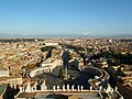 Rome et la Place Saint-Pierre vues du haut de la coupole de la Basilique. À l'horizon, la chaîne des Apennins.