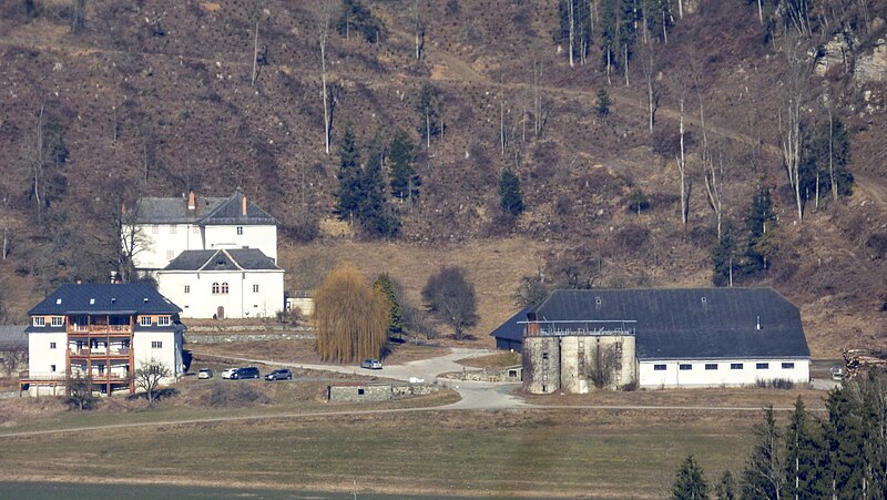 File:Rosenbichl Schloss und Nebengebäude.jpg