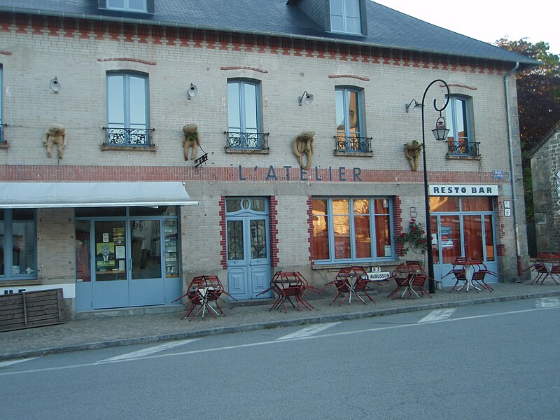 File:Royère Vassivière l'Atelier place de la Mayade.jpg