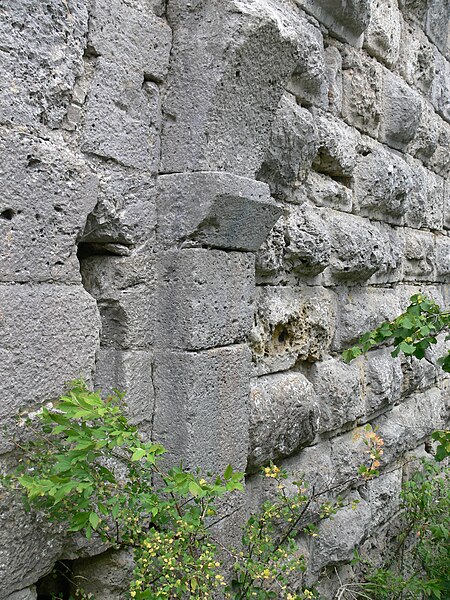 File:Ruine Kallenberg Burgtor.jpg