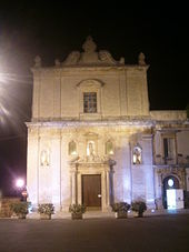 La chiesa di S. Francesco d'Assisi si affaccia su piazza Mario Pagano, appena fuori le mura