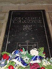 Marmora slabo sur la tombo de Jacques Cartier en la katedralo de Saint-Malo