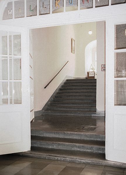 File:Schloss Ober St. Veit Zu großen Treppe.jpg