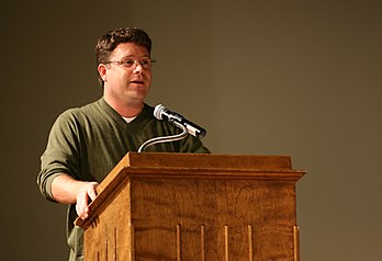 O ator americano Sean Astin dando uma palestra em 2009 na Universidade de Illinois em Urbana-Champaign, Estados Unidos. Astin é filho da atriz Patty Duke e adotado pelo ator John Astin. Recebeu vários reconhecimentos, incluindo um Screen Actors Guild Award e dois Young Artist Awards. Astin também foi indicado ao Oscar de melhor curta-metragem em live action em 1994 pelo curta-metragem Kangaroo Court. (definição 2 888 × 1 974)