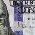 5. Защитная нить с системой микролинз на банкноте 100 долларов США 2009 года