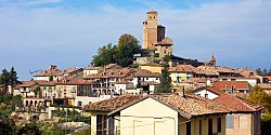Il borgo di Serralunga d'Alba dominato dalla singolare svettante mole del castello