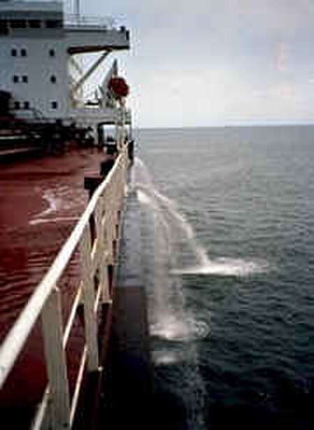 Tập_tin:Ship_pumping_ballast_water.jpg