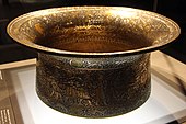 생루이의 세례물통, 무함마드 이븐 알자인, 1320년~1340년, 금·은을 두드려 새기고 조각, 50.2 x 22.2cm