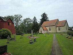 Skalunda kyrka från söder