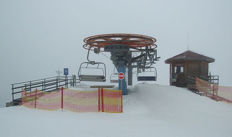 File:Ski Park Ružomberok - chairlift.jpg