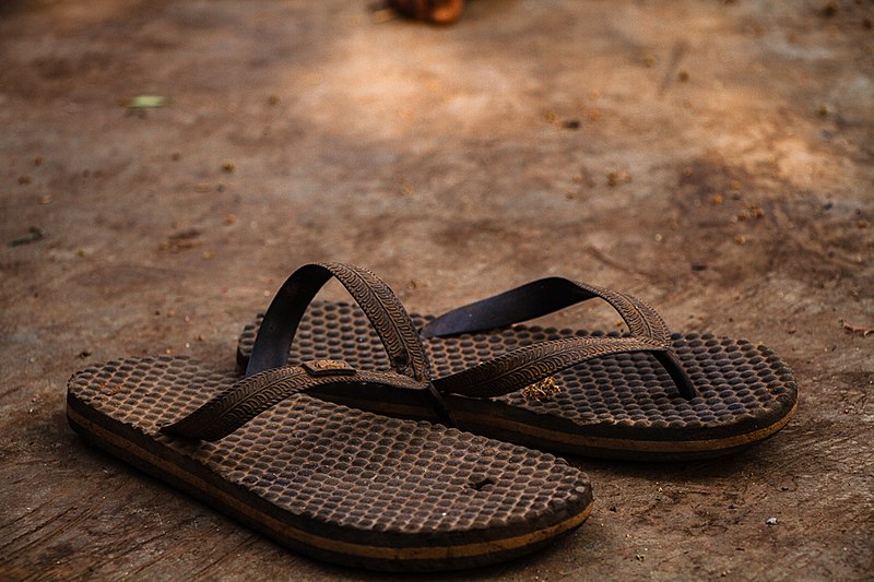 File:Slippers or Flipflops 3.jpg