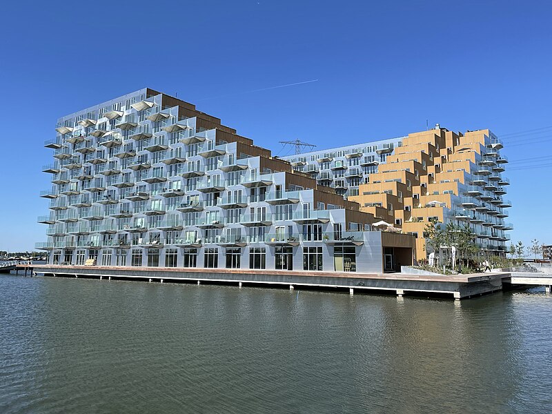 Gezien vanaf de IJburglaan. Hier zijn goed de trappen te zien die via de terrassen naar het dak leiden.