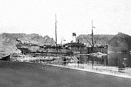 Buque factoría Gobernador Bories, anclado en bahía Balleneros, isla Decepción, en 1908.