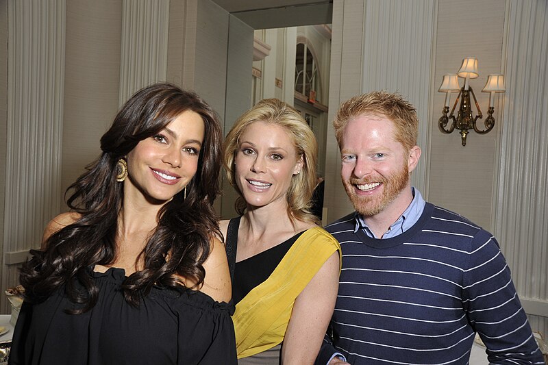 File:Sofía Vergara, Julie Bowen and Jesse Tyler Ferguson, May 2010 (1).jpg