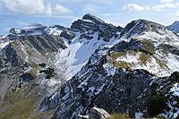 82. Platz: Cmo Li Neu! mit Blick vom Feldernkreuz (2048 m) auf (von links nach rechts) Soiernspitze (2257m), Reißende Lahnspitz (2209 m) und Soiernschneid (2174 m). Naturschutzgebiet „Karwendel und Karwendelvorgebirge“.